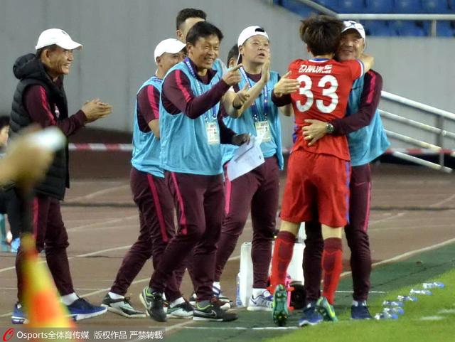 傅欢因擅自离队和缺勤，扣除23赛季绩效奖金，罚款5万元，并且解除合同。